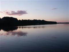 Sonnenunterg?nge ?ber einem See der Masuren in Polen