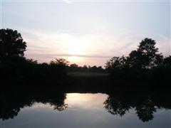 In Wasser gespiegelter romantischer Sonnenuntergang