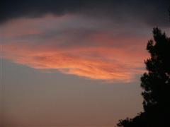 Wolke die von untergehender Sonne angestrahlt wird