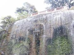 K?nstlicher Wasserfall auf einem H?gel in der Altstadt von Nizza