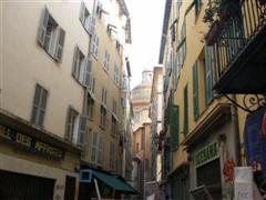 Eine enge Gasse in der Altstadt von Nizza
