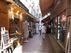 Einkaufspromenade in der Altstadt von Nizza